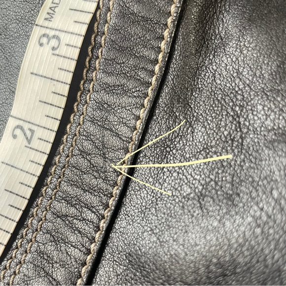 COACH Soho Hobo black leather bag chrome hardware zipper white topstitch detail - Picture 15 of 16